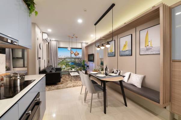 Căn hộ 2 phòng ngủ có phòng khách liền phòng bếp và bàn ăn